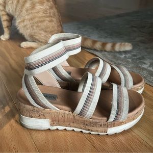 STEVE MADDEN PLATFORM STRIPED SANDALS (W 7.5)